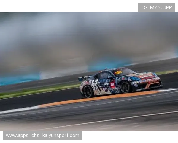 赛车连超三车壮观画面震撼全球车迷